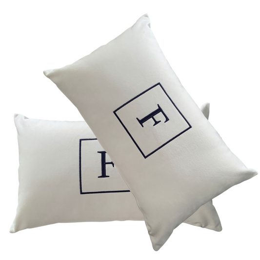 Par de Almofadas com Iniciais Square Veludo Branco Bordado Azul-Marinho