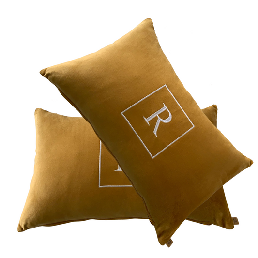 Par de Almofadas com Iniciais Square Veludo Amarelo-Ouro Bordado Branco