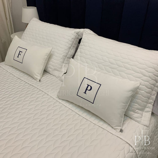 Almofada Individual com Inicial Square Veludo Branco Bordado Azul-Marinho