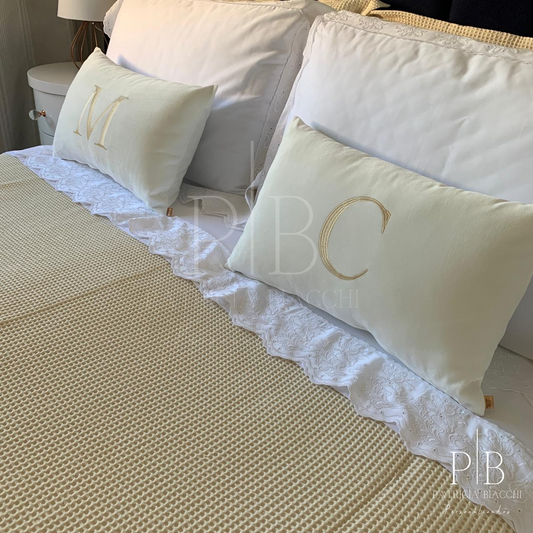 Almofada Individual com Inicial Single Veludo Branco Bordado Champanhe