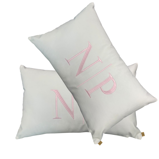 Par de Almofadas com Iniciais Married Veludo Branco Bordado Rosa-Claro