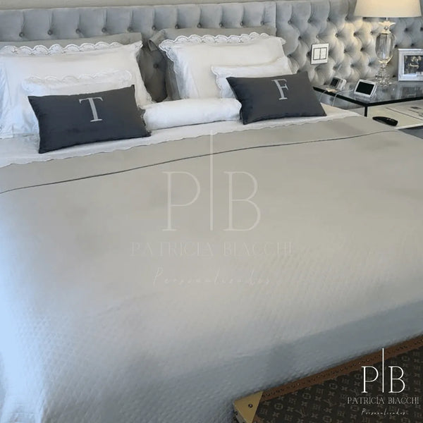 Fotografia de cliente com almofada personalizada Patricia Biacchi