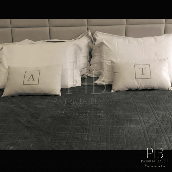 Fotografia de cliente com almofada personalizada Patricia Biacchi