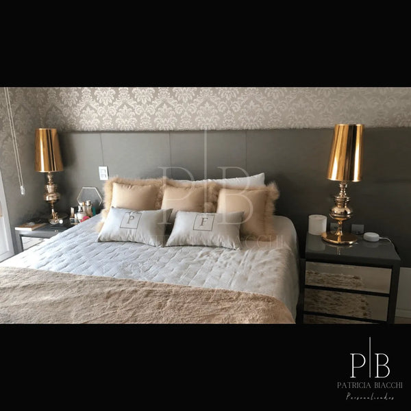 Fotografia de cliente com almofada personalizada Patricia Biacchi