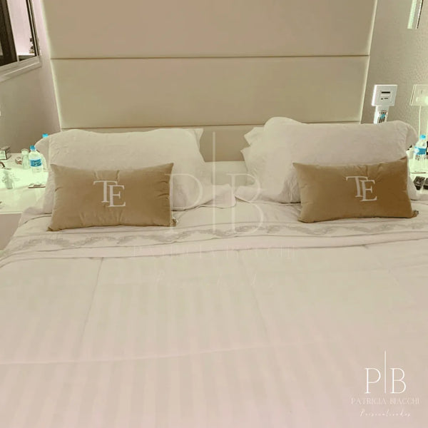Fotografia de cliente com almofada personalizada Patricia Biacchi