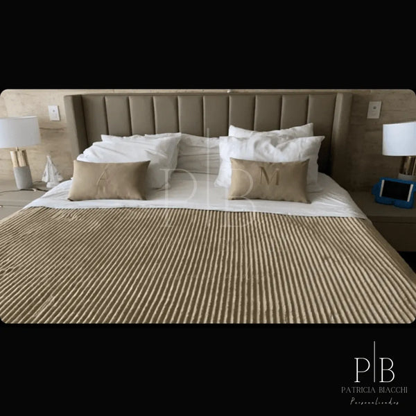 Fotografia de cliente com almofada personalizada Patricia Biacchi