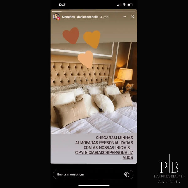 Fotografia de cliente com almofada personalizada Patricia Biacchi