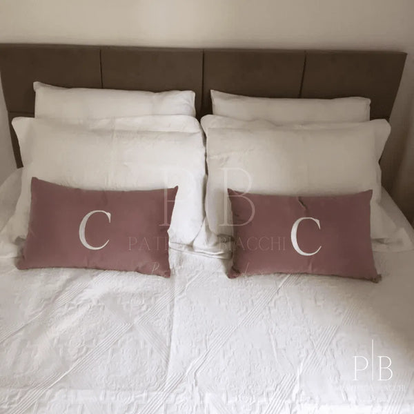 Fotografia de cliente com almofada personalizada Patricia Biacchi