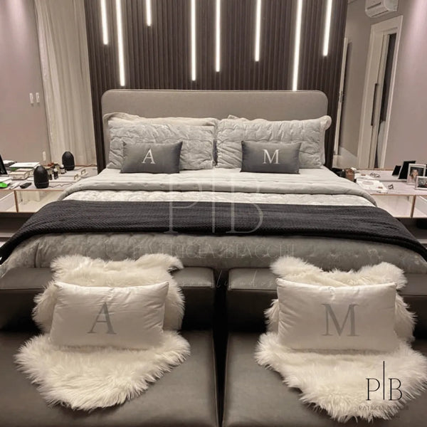 Fotografia de cliente com almofada personalizada Patricia Biacchi