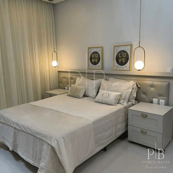 Fotografia de cliente com almofada personalizada Patricia Biacchi