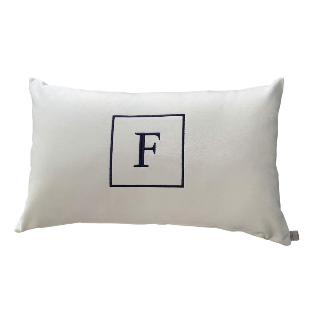 Almofada Individual com Inicial Square Veludo Branco Bordado Azul-Marinho