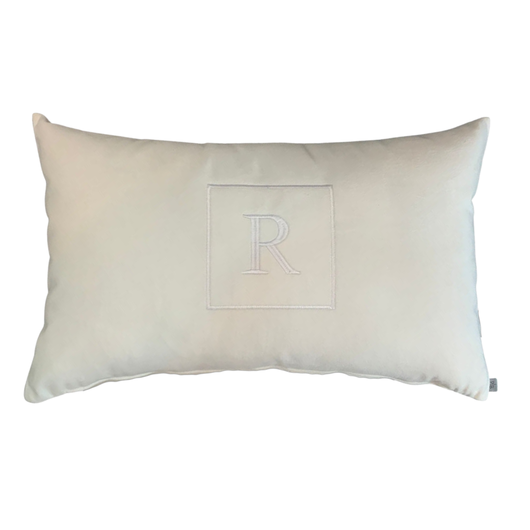 Almofada Individual com Inicial Square Veludo Branco Bordado Branco