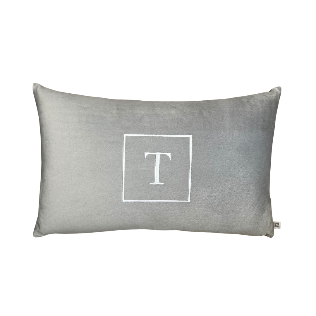 Almofada Individual com Inicial Square Veludo Cinzento-Claro Bordado Branco