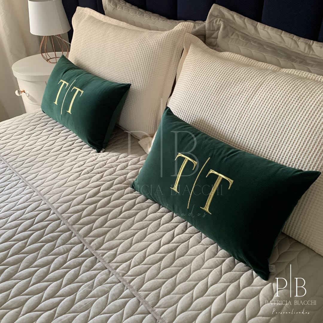 Par de Almofadas com Iniciais Married Veludo Verde-Escuro Bordado Dourado