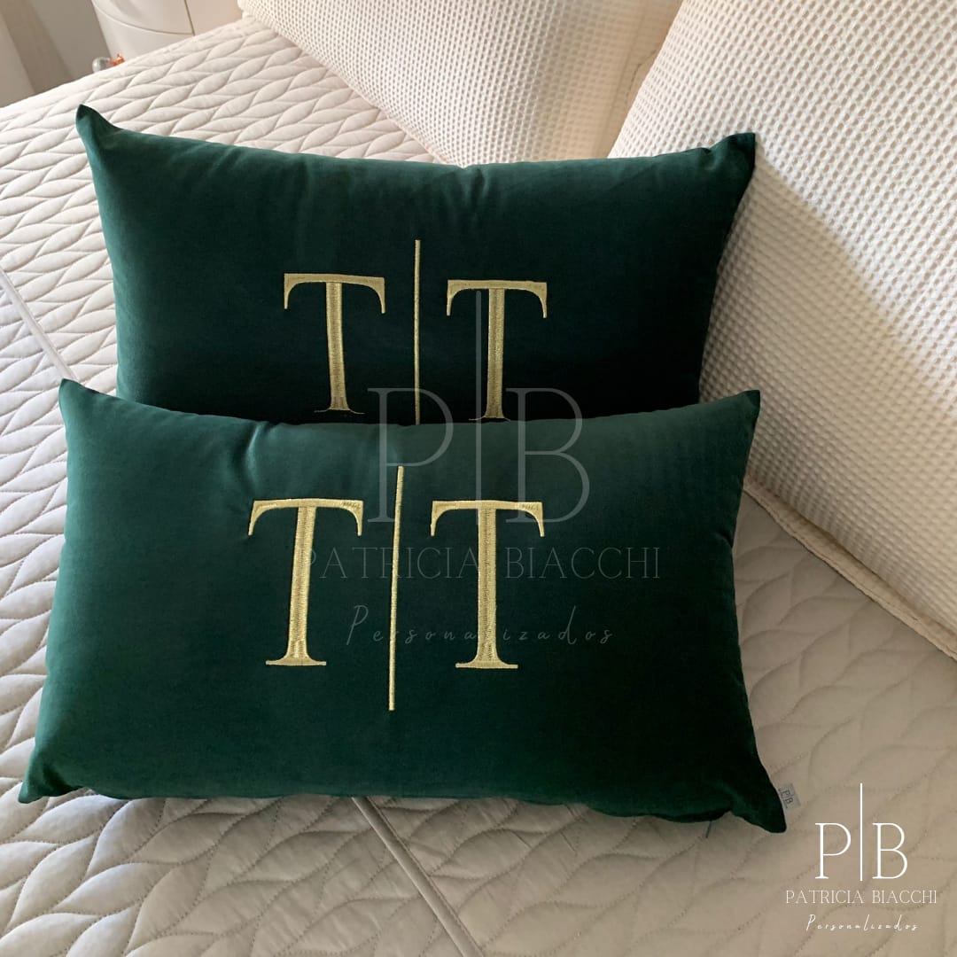 Par de Almofadas com Iniciais Married Veludo Verde-Escuro Bordado Dourado
