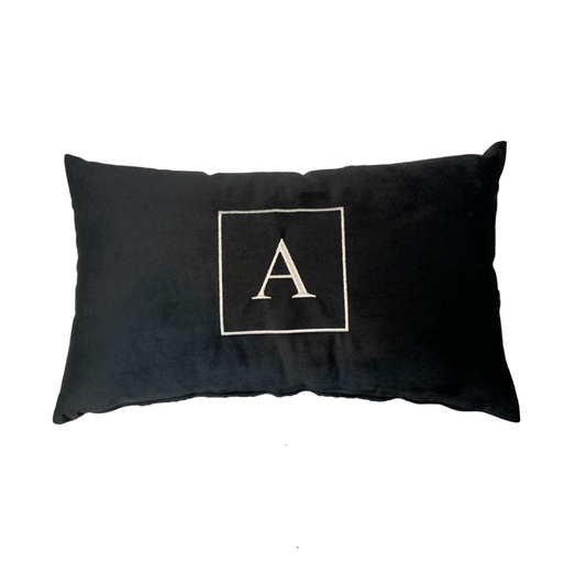 Almofada Individual com Inicial Square Veludo Preto Bordado Branco