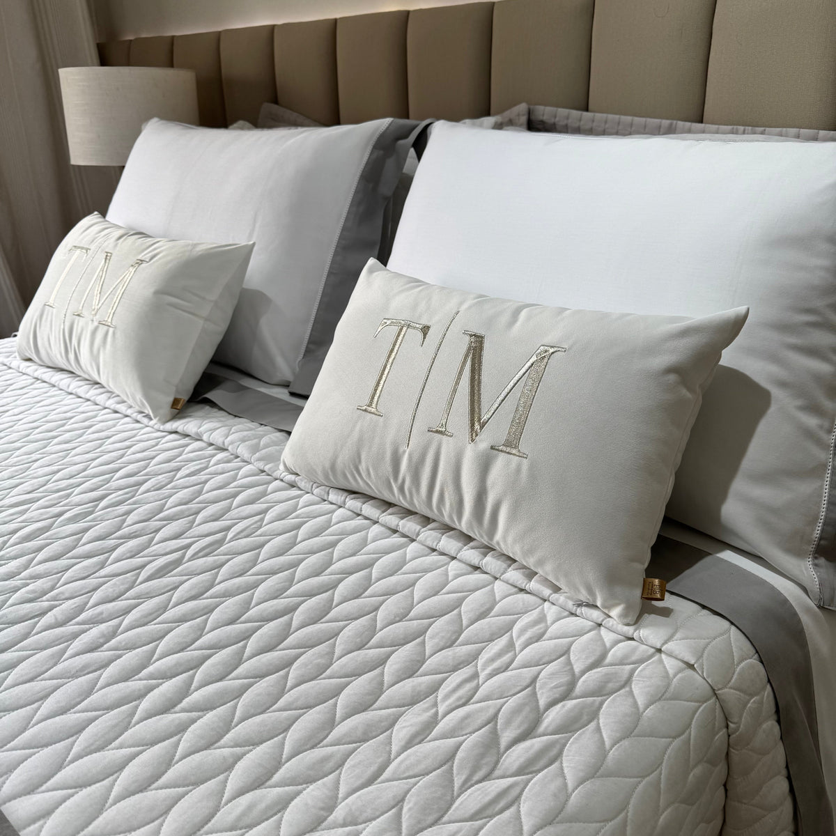 Par de Almofadas com Iniciais Married Veludo Branco Bordado Platinum