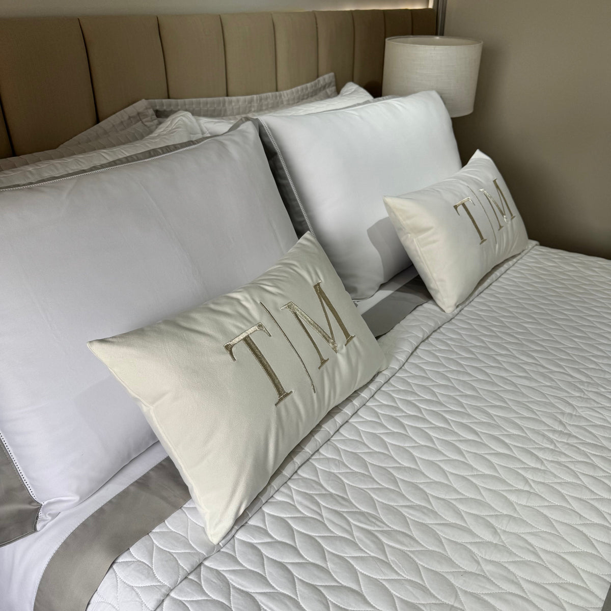 Par de Almofadas com Iniciais Married Veludo Branco Bordado Platinum