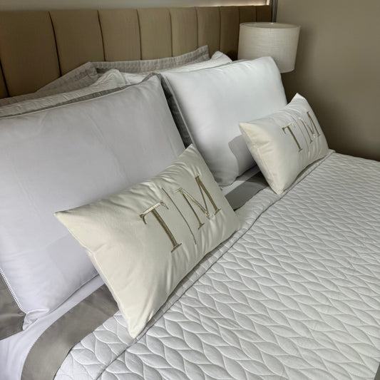 Par de Almofadas com Iniciais Married Veludo Branco Bordado Platinum
