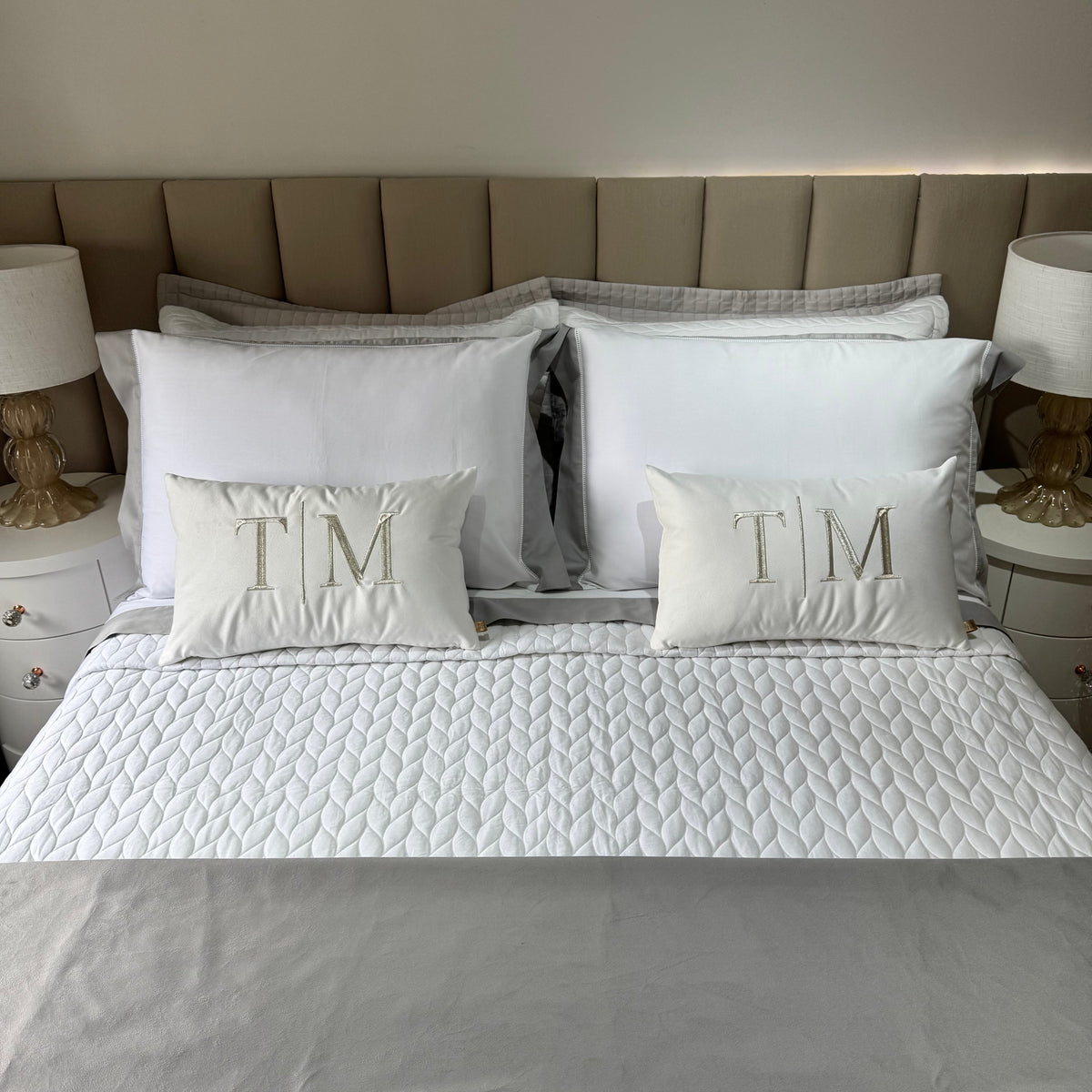 Par de Almofadas com Iniciais Married Veludo Branco Bordado Platinum