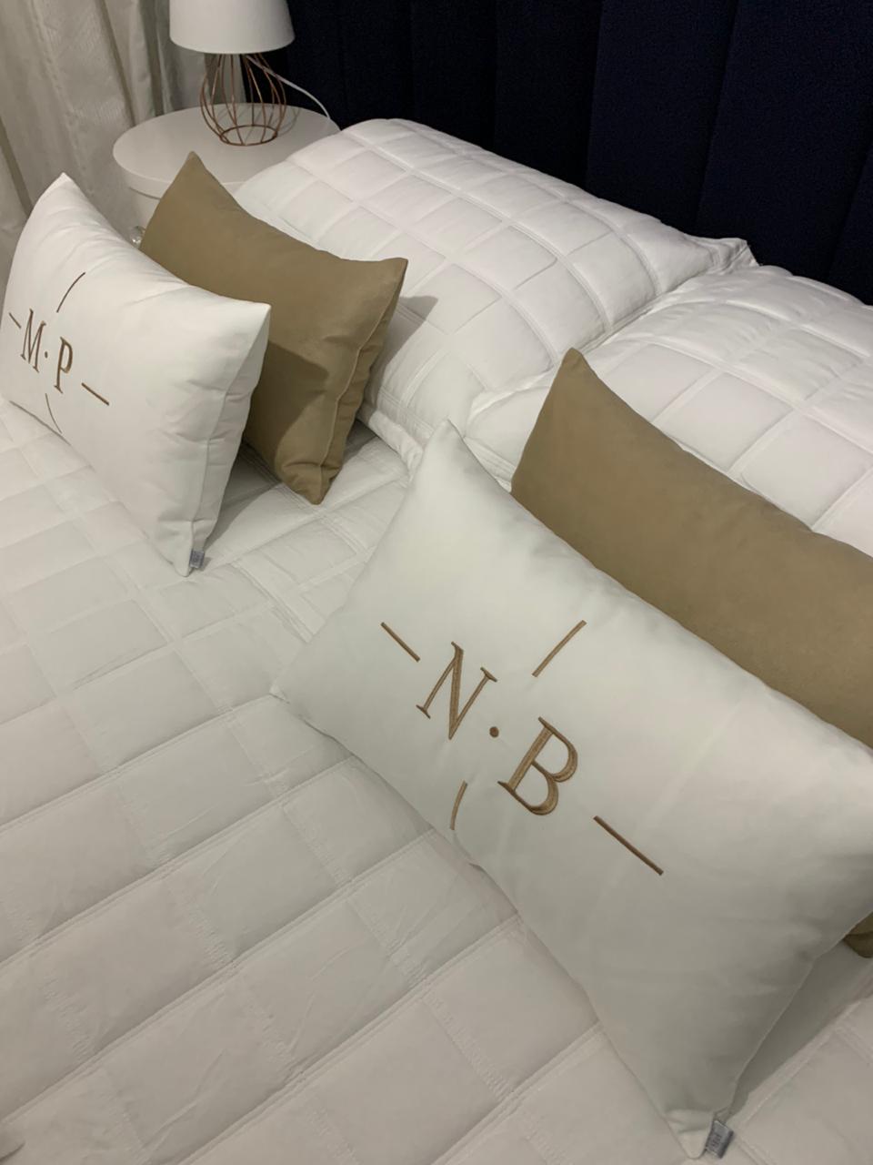 Par de Almofadas com Iniciais Design Veludo Branco Bordado Amêndoa