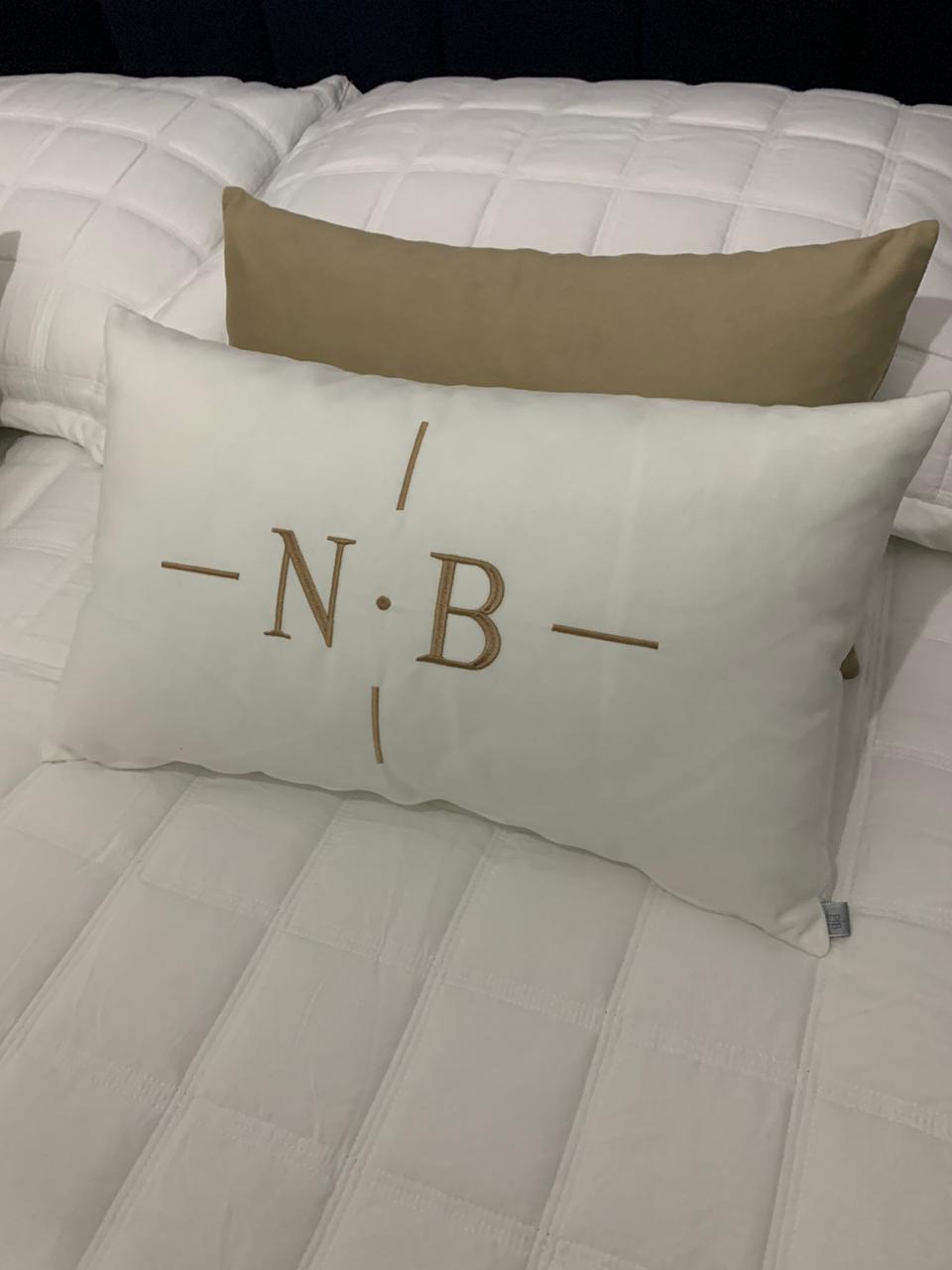 Par de Almofadas com Iniciais Design Veludo Branco Bordado Amêndoa