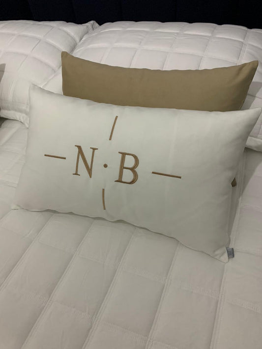 Par de Almofadas com Iniciais Design Veludo Branco Bordado Amêndoa