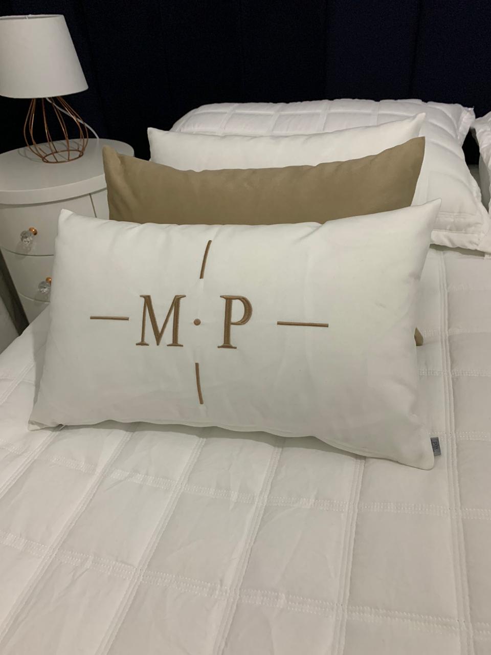 Par de Almofadas com Iniciais Design Veludo Branco Bordado Amêndoa