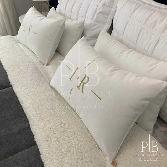 Par de Almofadas com Iniciais Design Veludo Branco Bordado Dourado