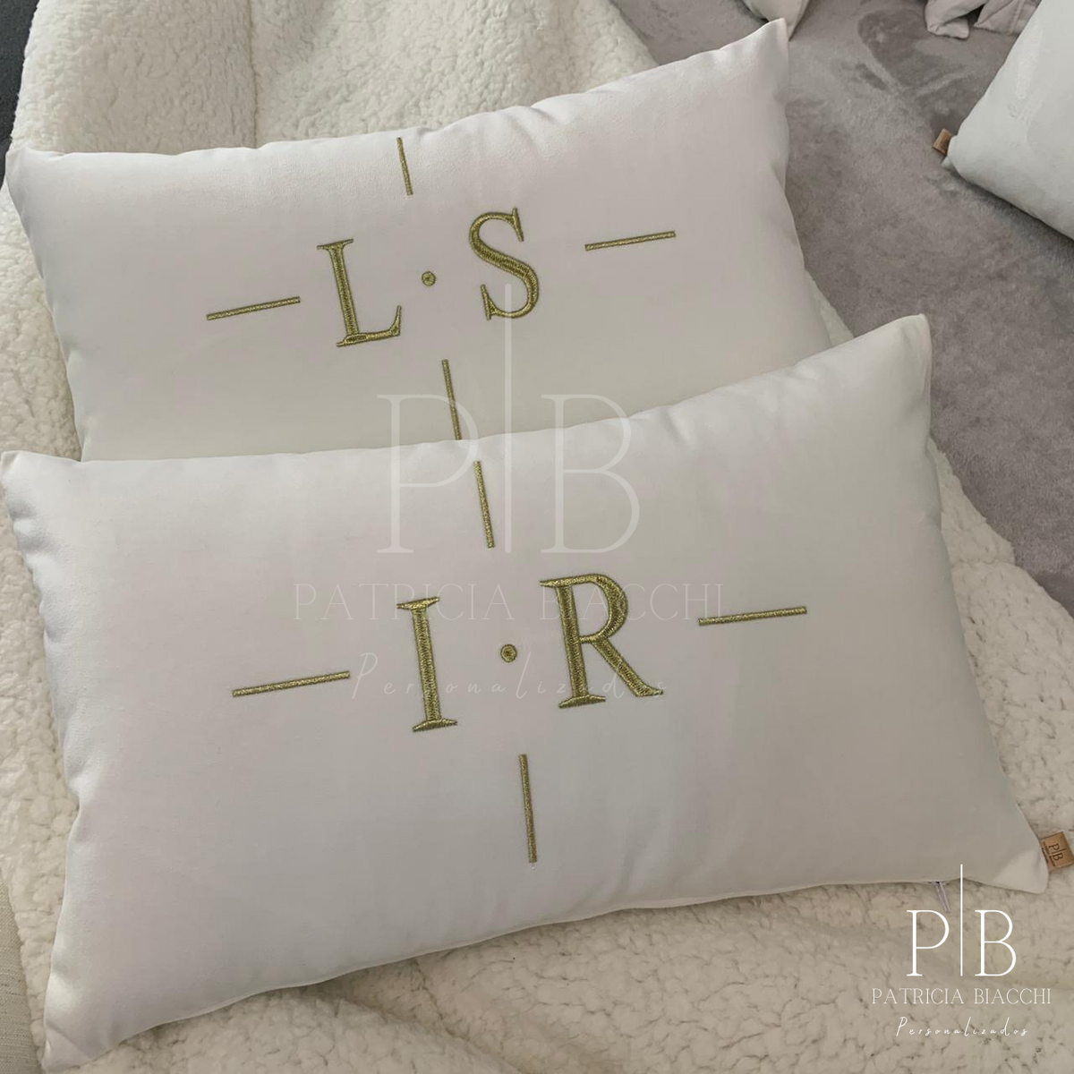 Par de Almofadas com Iniciais Design Veludo Branco Bordado Dourado