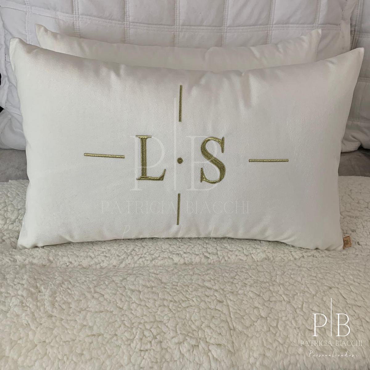 Par de Almofadas com Iniciais Design Veludo Branco Bordado Dourado