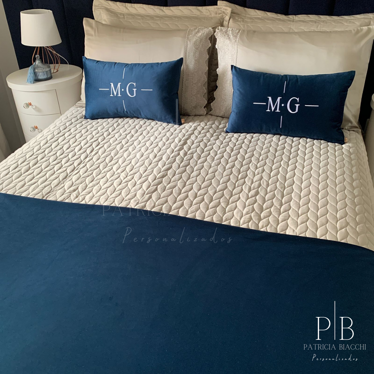 Par de Almofadas com Iniciais Design Veludo Azul-Marinho Bordado Branco