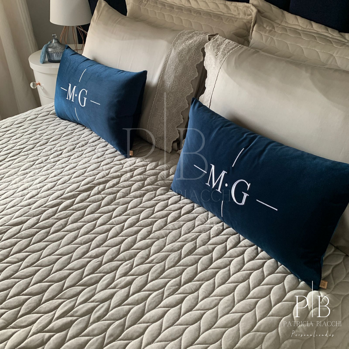 Par de Almofadas com Iniciais Design Veludo Azul-Marinho Bordado Branco