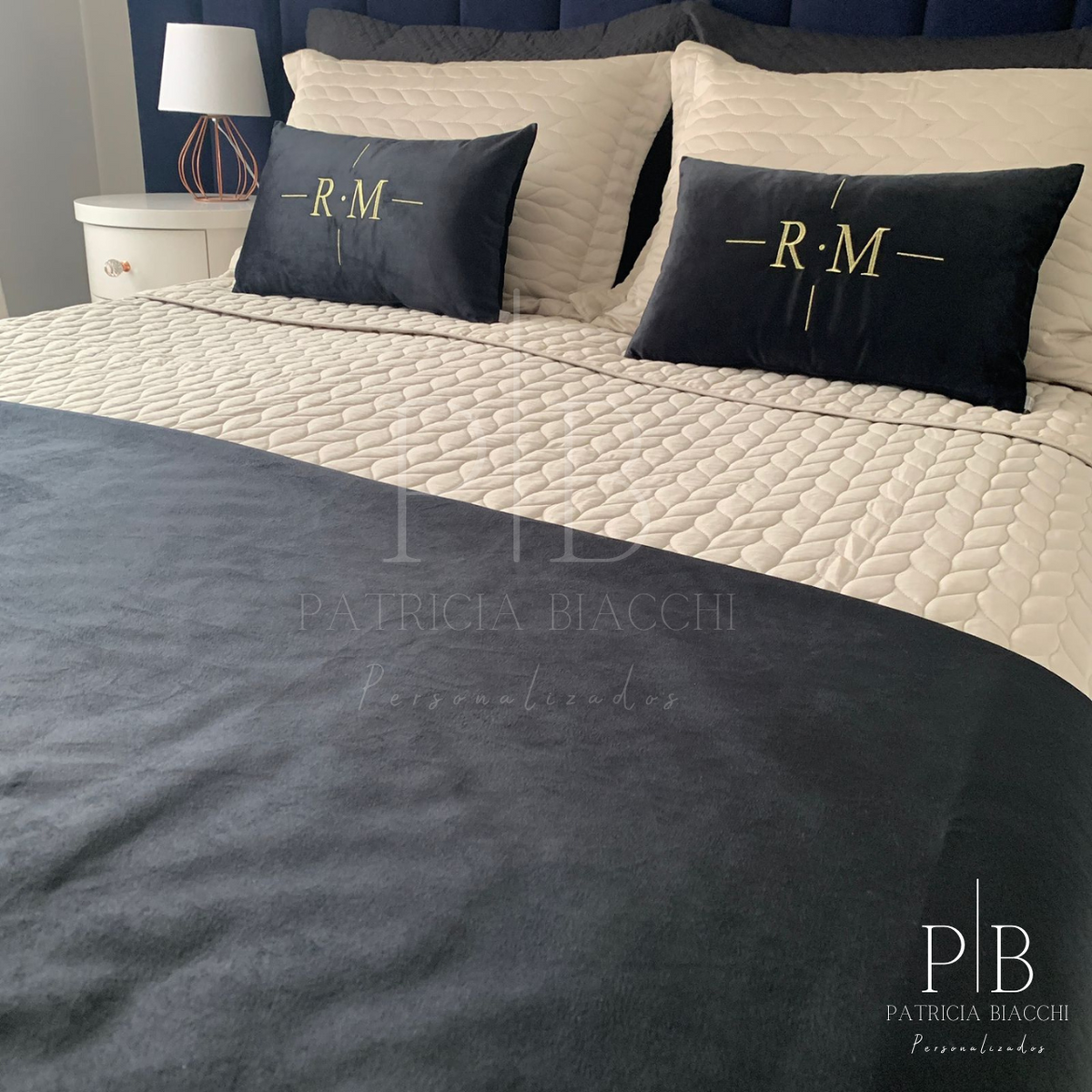 Par de Almofadas com Iniciais Design Veludo Preto Bordado Dourado