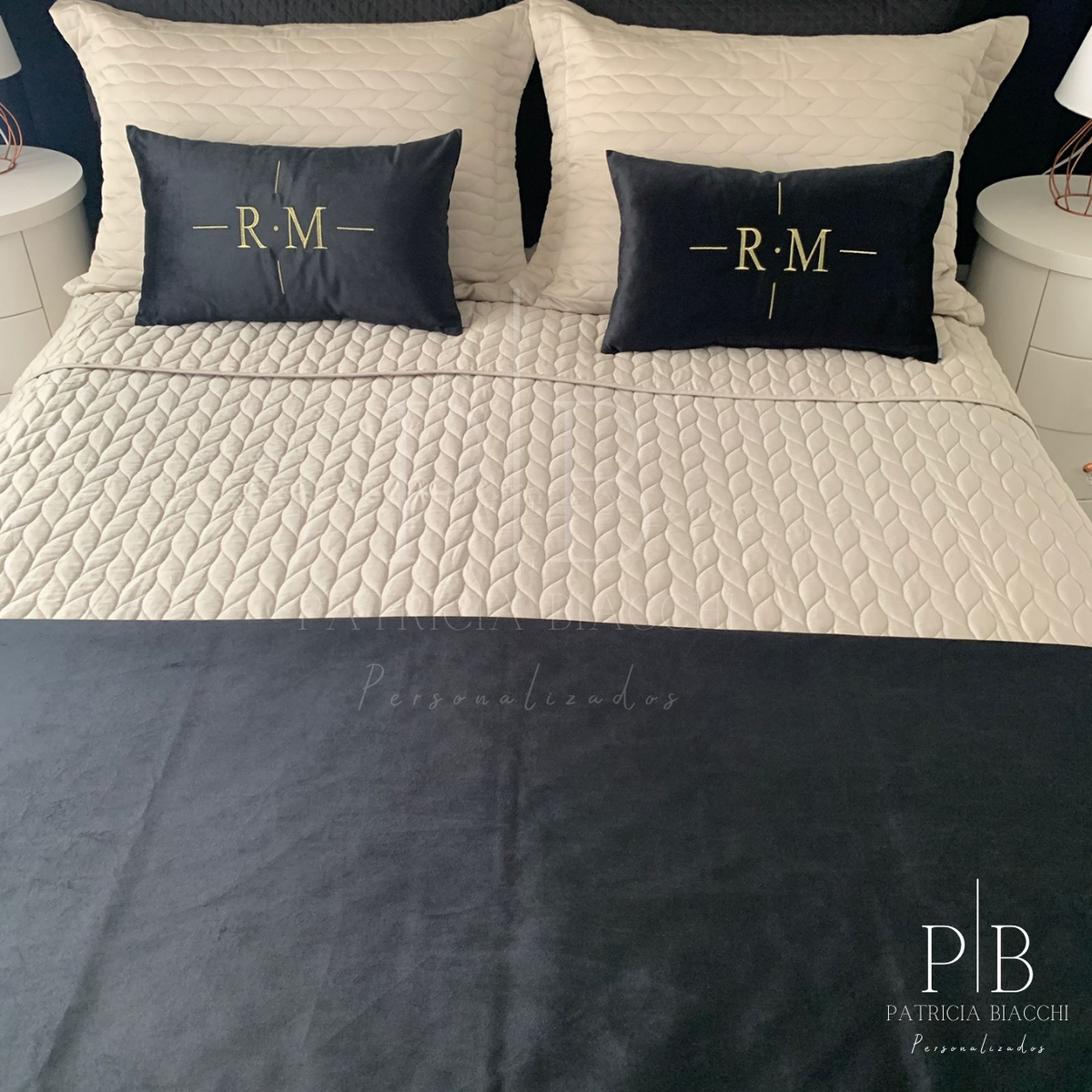 Par de Almofadas com Iniciais Design Veludo Preto Bordado Dourado