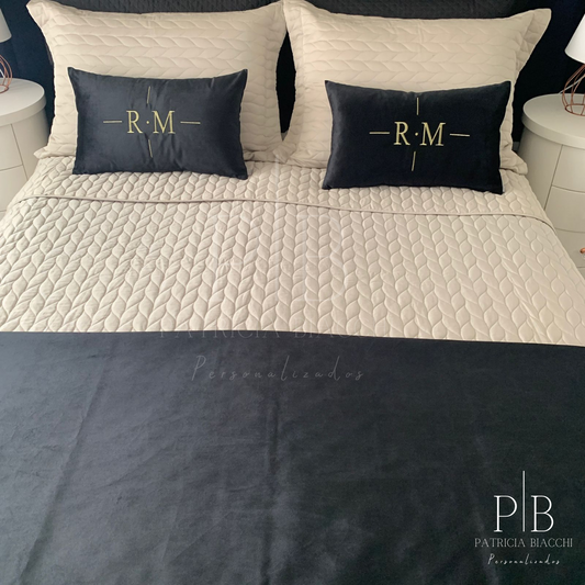 Par de Almofadas com Iniciais Design Veludo Preto Bordado Dourado