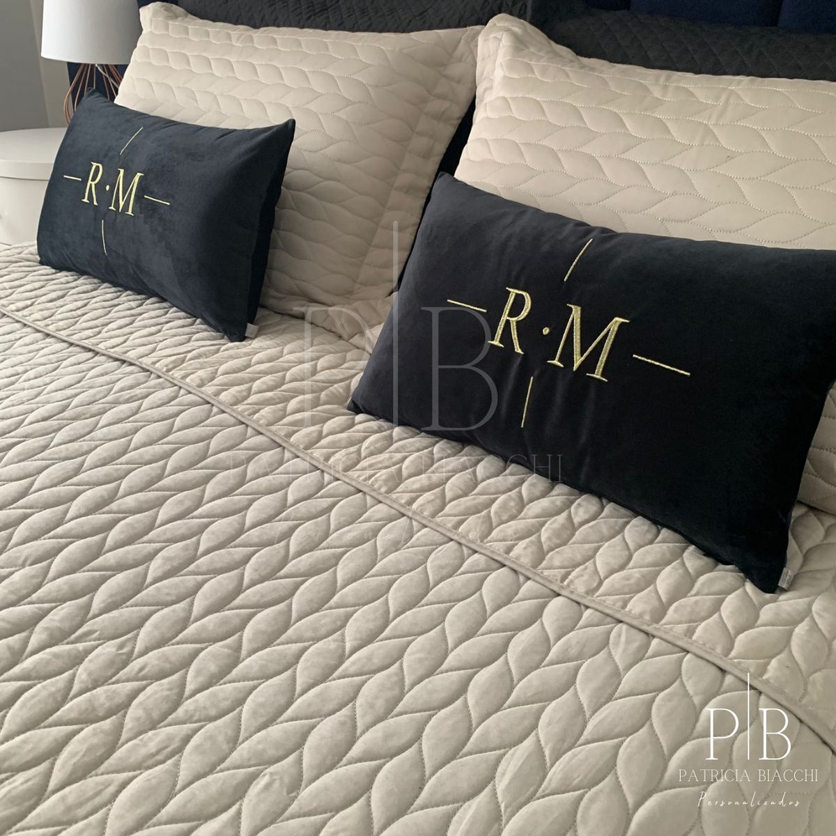 Par de Almofadas com Iniciais Design Veludo Preto Bordado Dourado