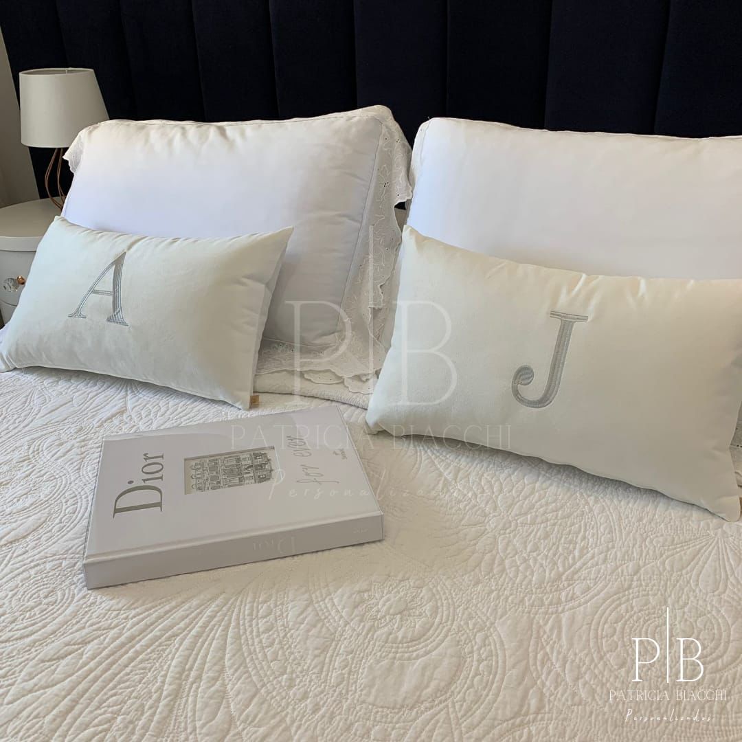 Par de Almofadas com Iniciais Single Veludo Branco Bordado Cinzento-Claro