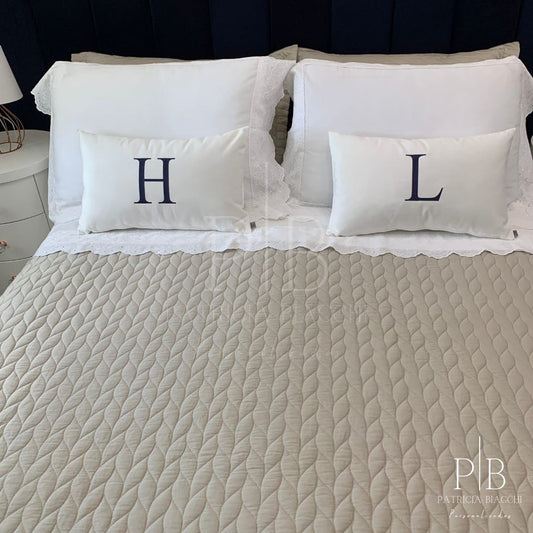 Par de Almofadas com Iniciais Single Veludo Branco Bordado Azul-Marinho