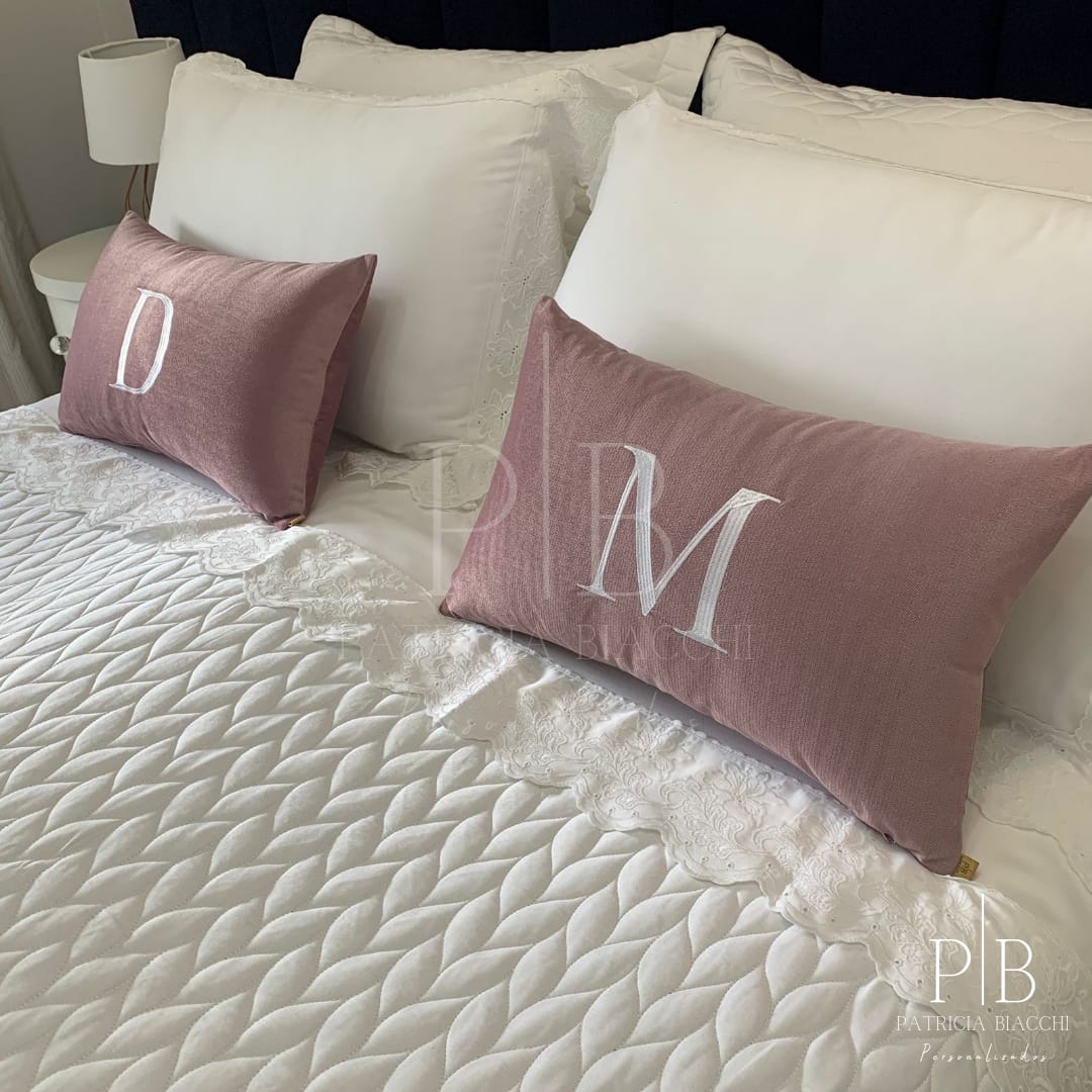 Almofada Individual com Inicial Single Veludo Rosa Bordado Branco