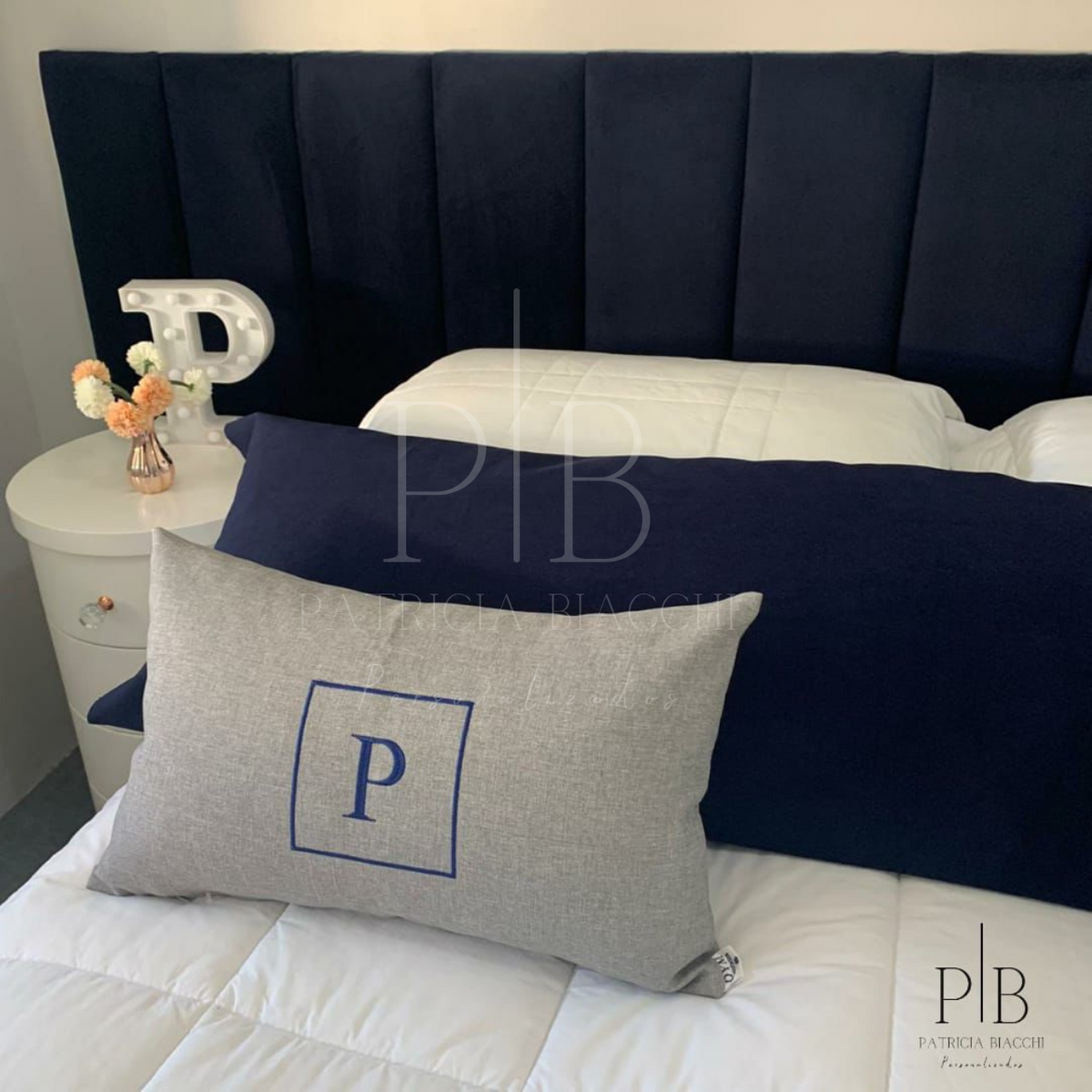 Almofada Individual com Inicial Square Linho Cinzento Bordado Azul-Marinho