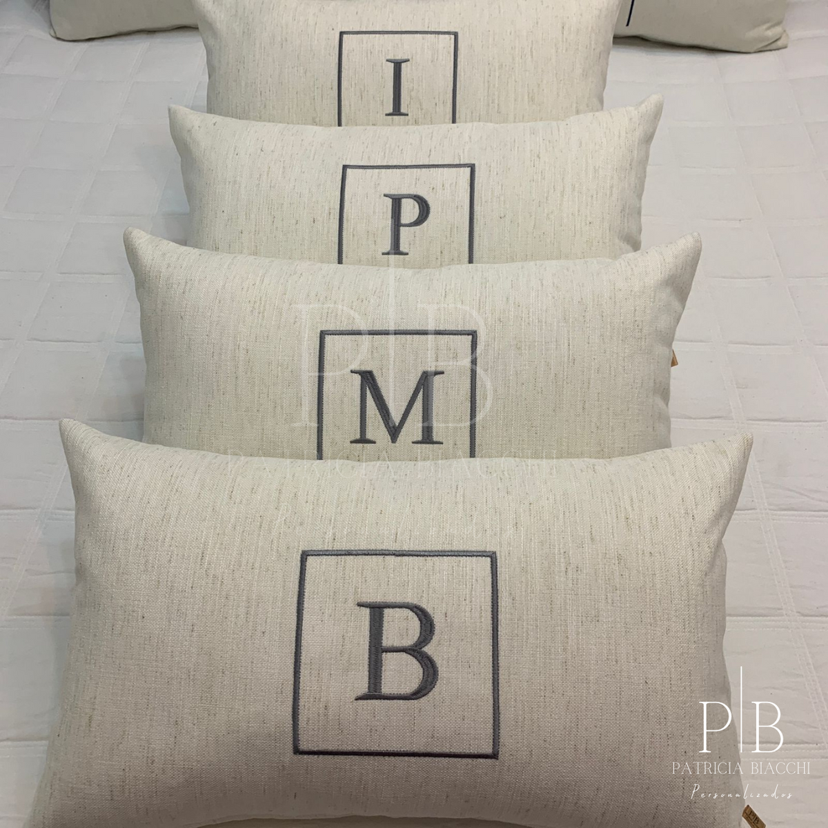 Almofada Individual com Inicial Square Linho Cru Bordado Cinzento