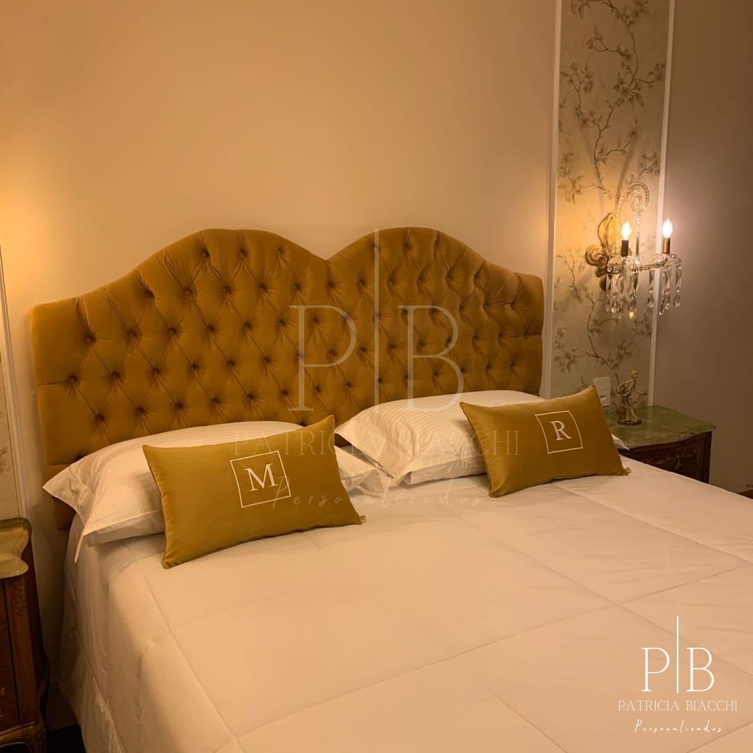 Par de Almofadas com Iniciais Square Veludo Amarelo-Ouro Bordado Branco