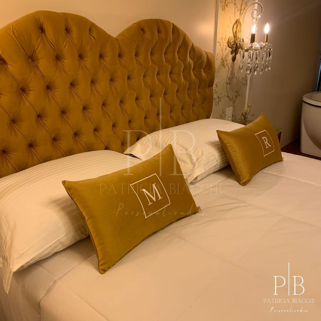 Par de Almofadas com Iniciais Square Veludo Amarelo-Ouro Bordado Branco