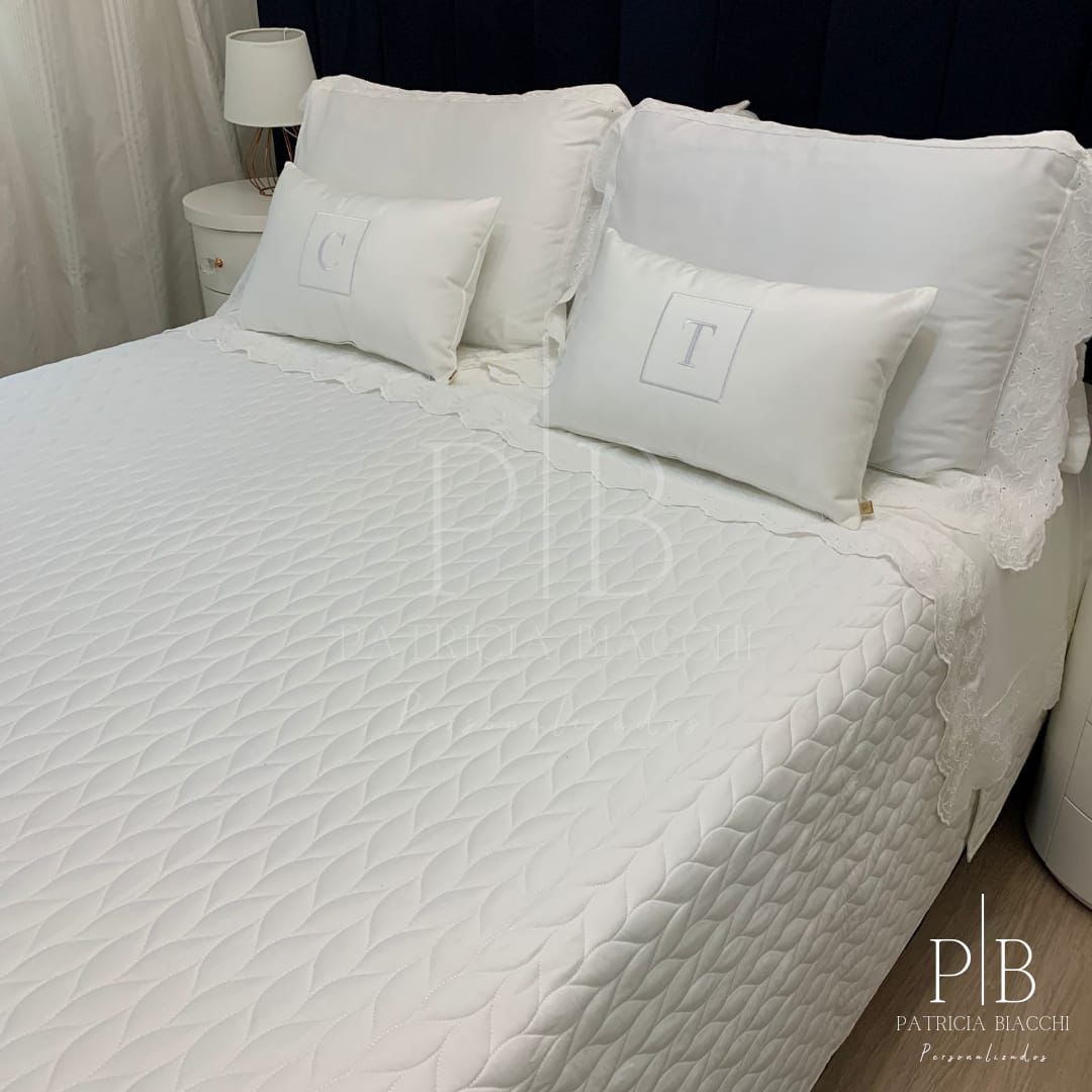 Almofada Individual com Inicial Square Veludo Branco Bordado Branco