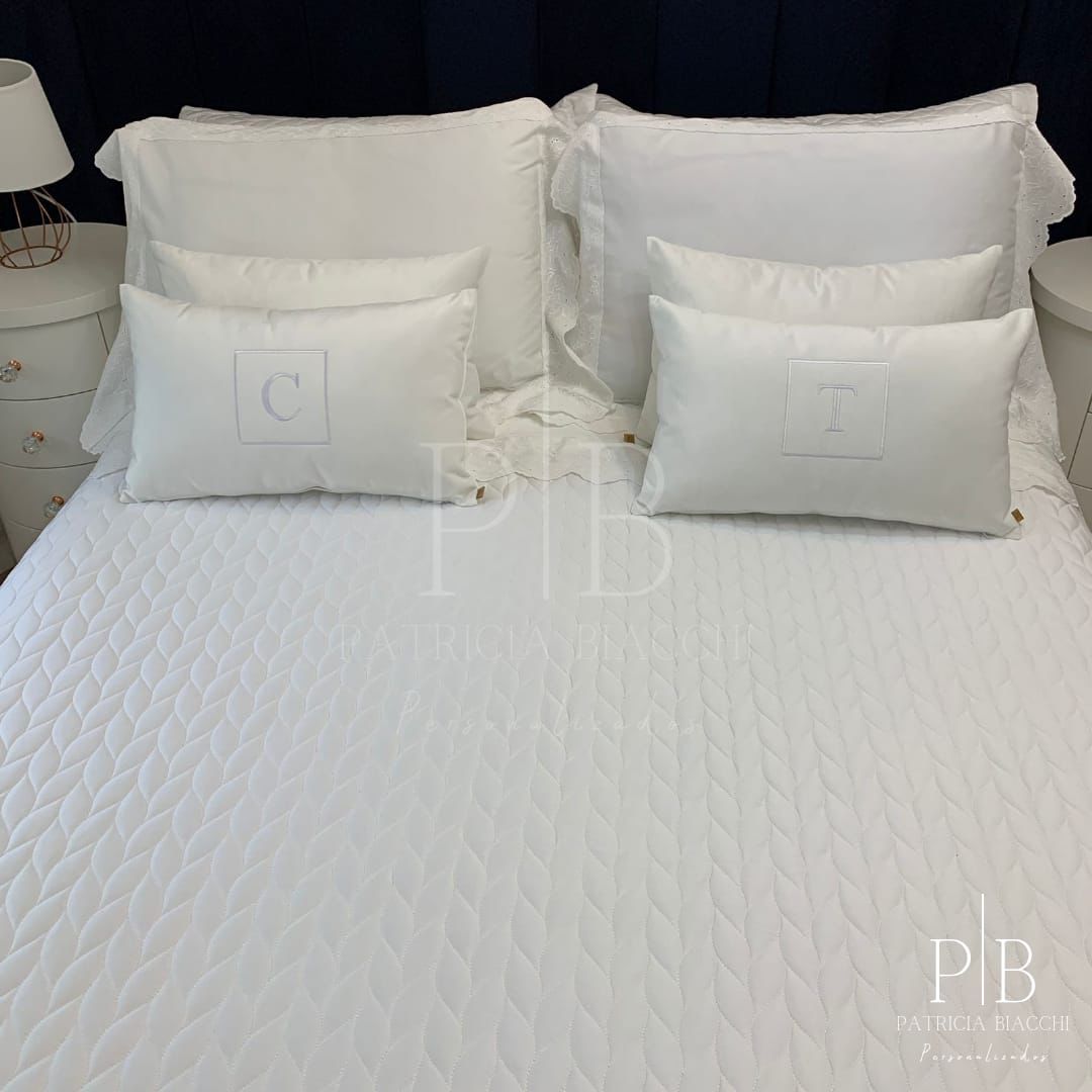 Almofada Individual com Inicial Square Veludo Branco Bordado Branco