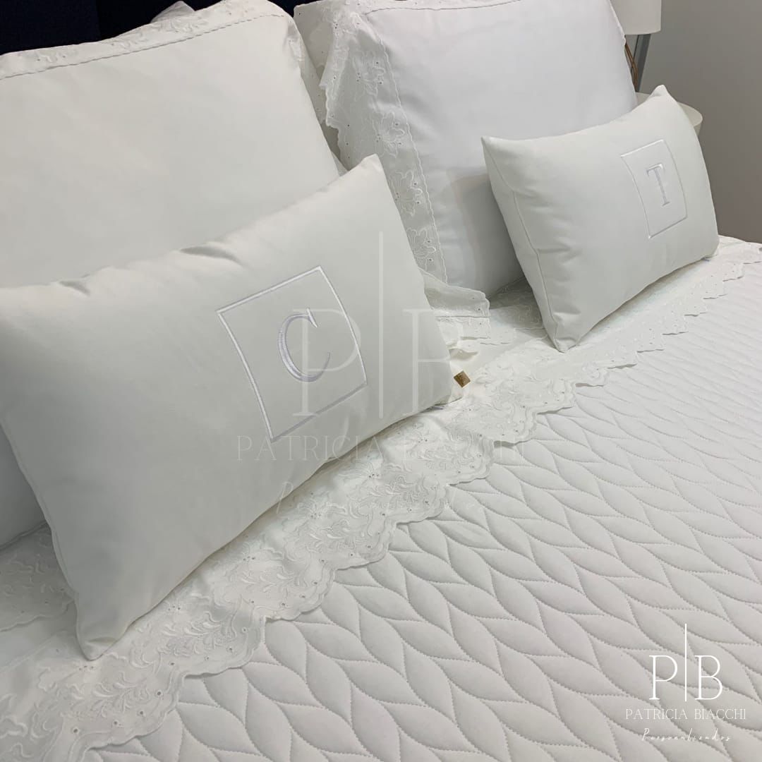 Almofada Individual com Inicial Square Veludo Branco Bordado Branco
