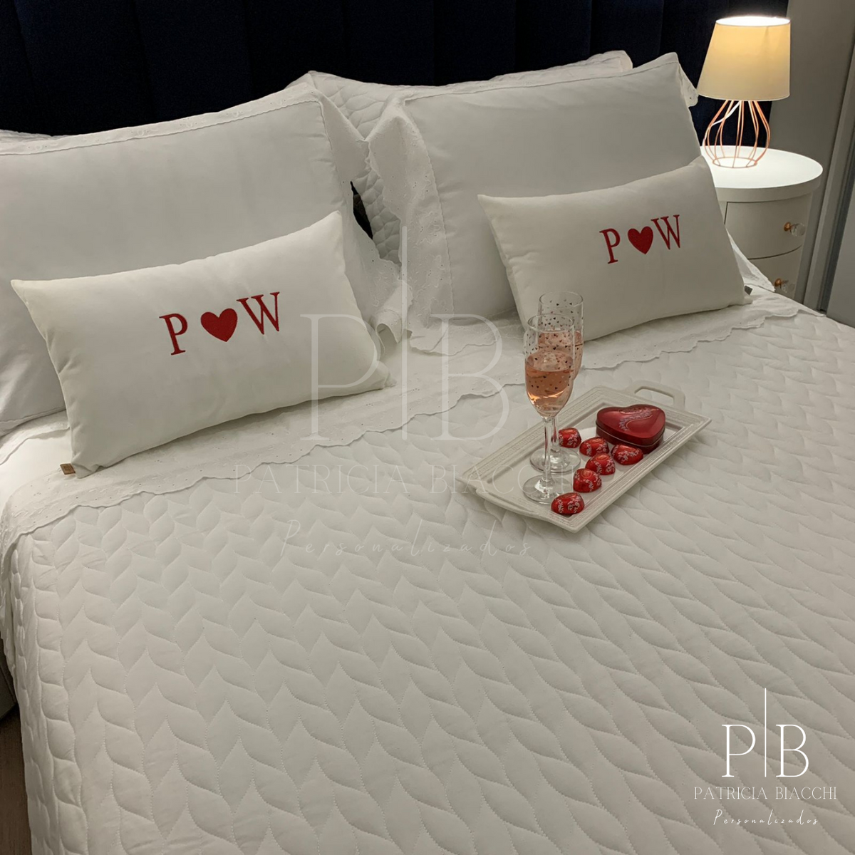 Par de Almofadas com Iniciais Heart Veludo Branco Bordado Vermelho
