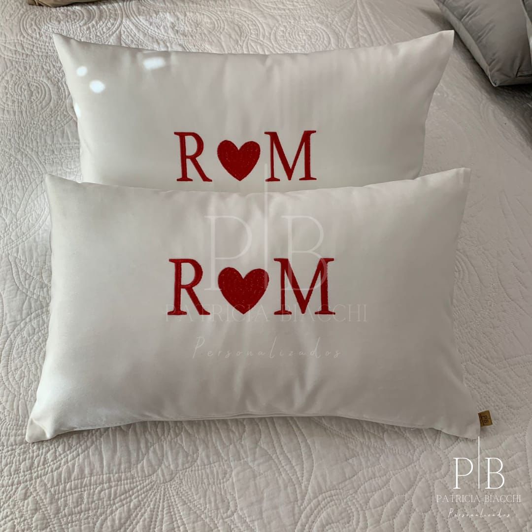 Par de Almofadas com Iniciais Heart Veludo Branco Bordado Vermelho
