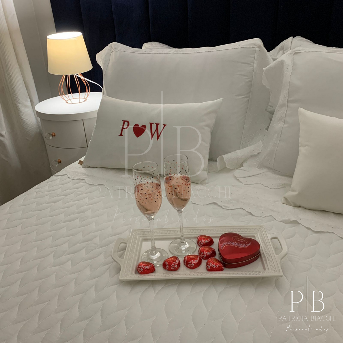 Par de Almofadas com Iniciais Heart Veludo Branco Bordado Vermelho